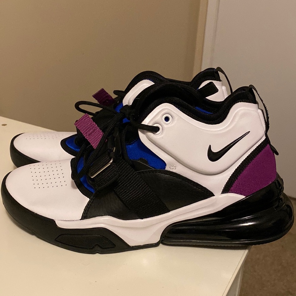 NWOT Nike Air Force 270